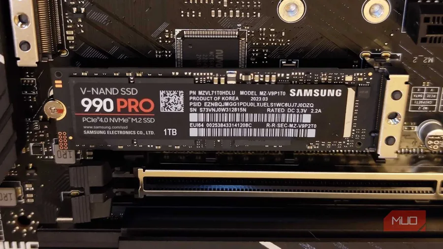 Ổ SSD NVMe Samsung 990 Pro được đóng gói sẵn