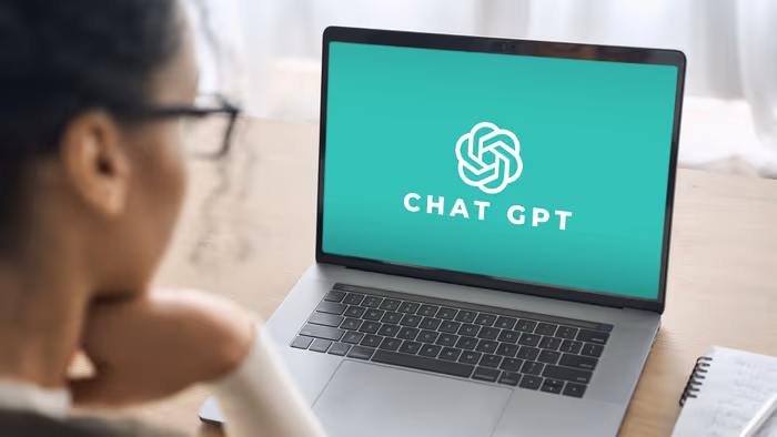 Người phụ nữ sử dụng ChatGPT AI trên máy tính xách tay