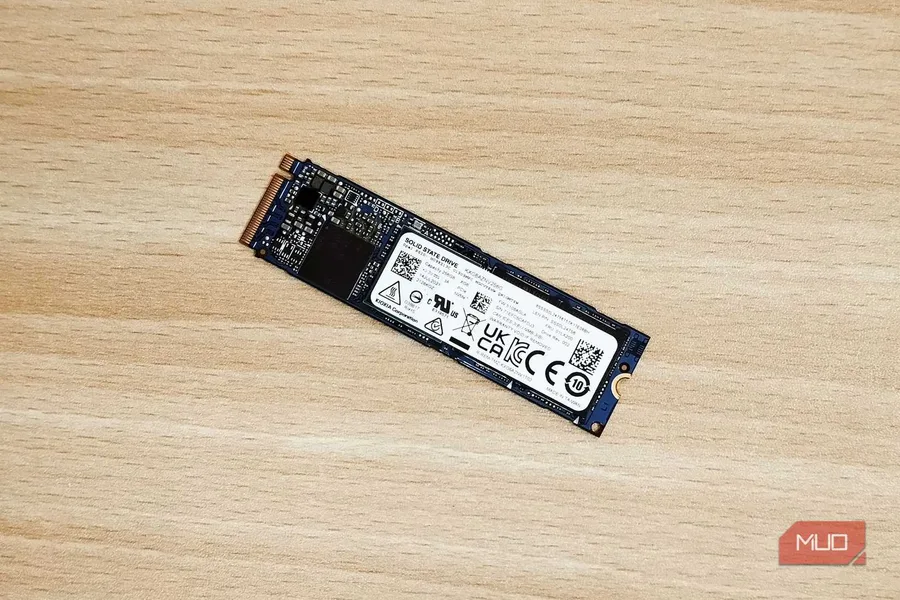 Một ổ SSD M.2 NVMe đặt trên bàn.