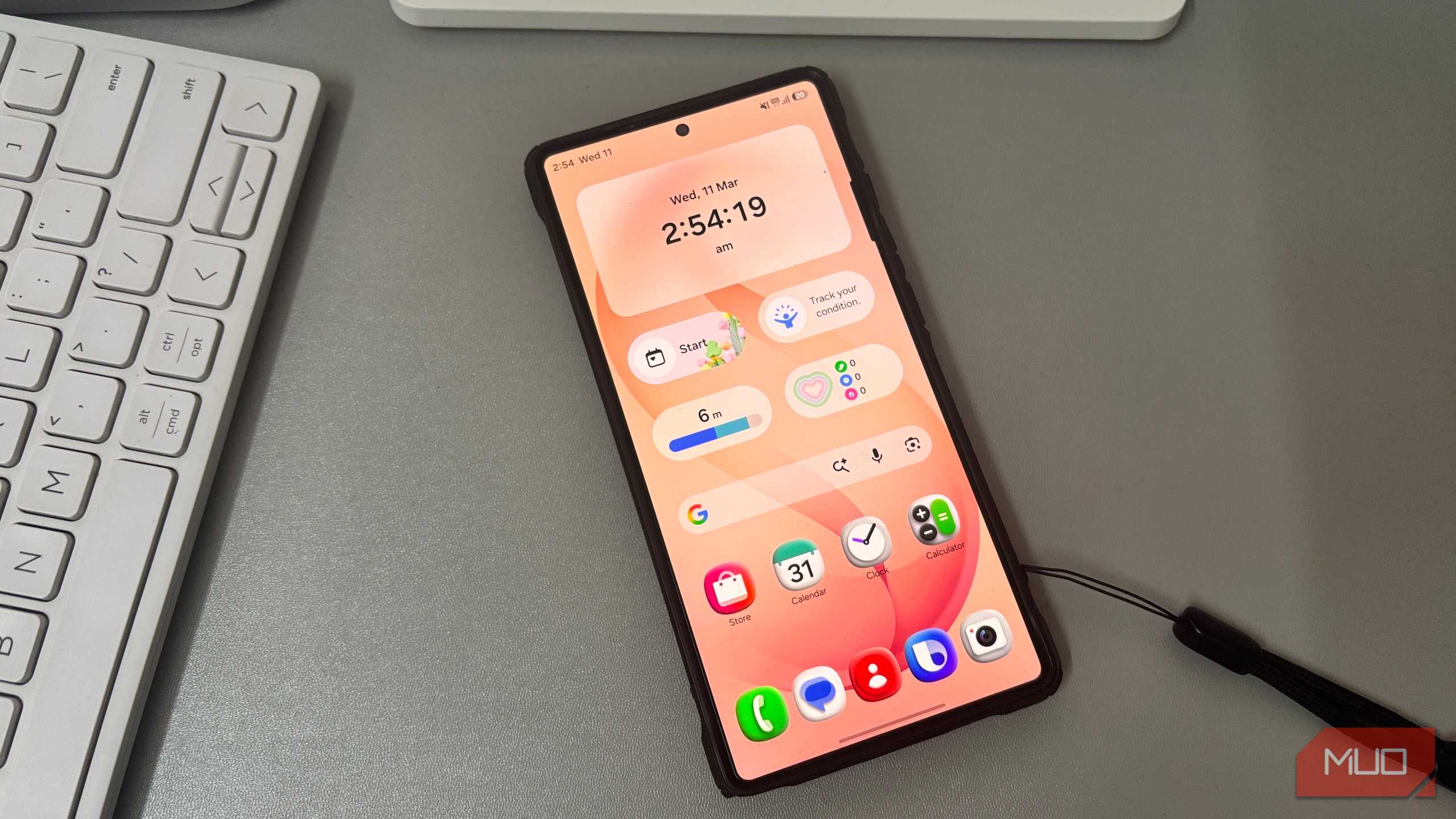 Điện thoại Samsung Galaxy đặt trên bàn cạnh bàn phím.